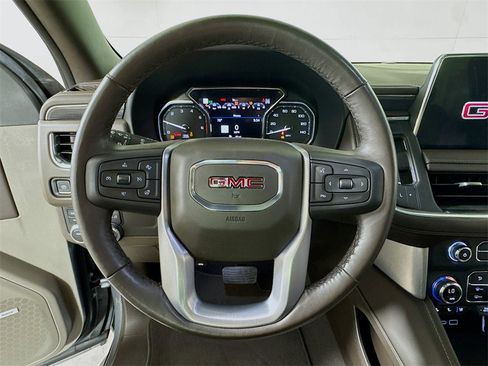 Used 2021 GMC Yukon XL SLT w/ SLT Premium Package image 9