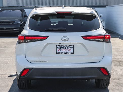 Used 2021 Toyota Highlander L FWD image 8