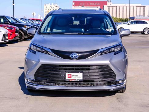 Used 2024 Toyota Sienna XLE FWD image 2