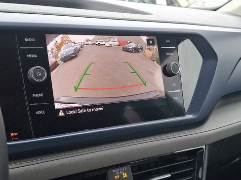 Used 2024 Volkswagen Taos SE image 14