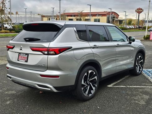 Used 2023 Mitsubishi Outlander SE image 5