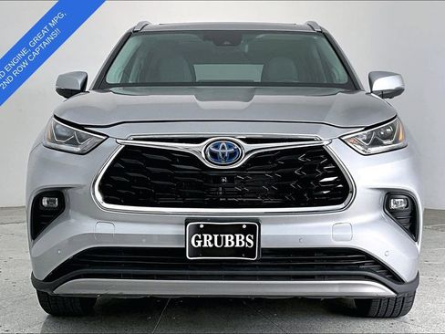 Used 2023 Toyota Highlander Platinum FWD image 3