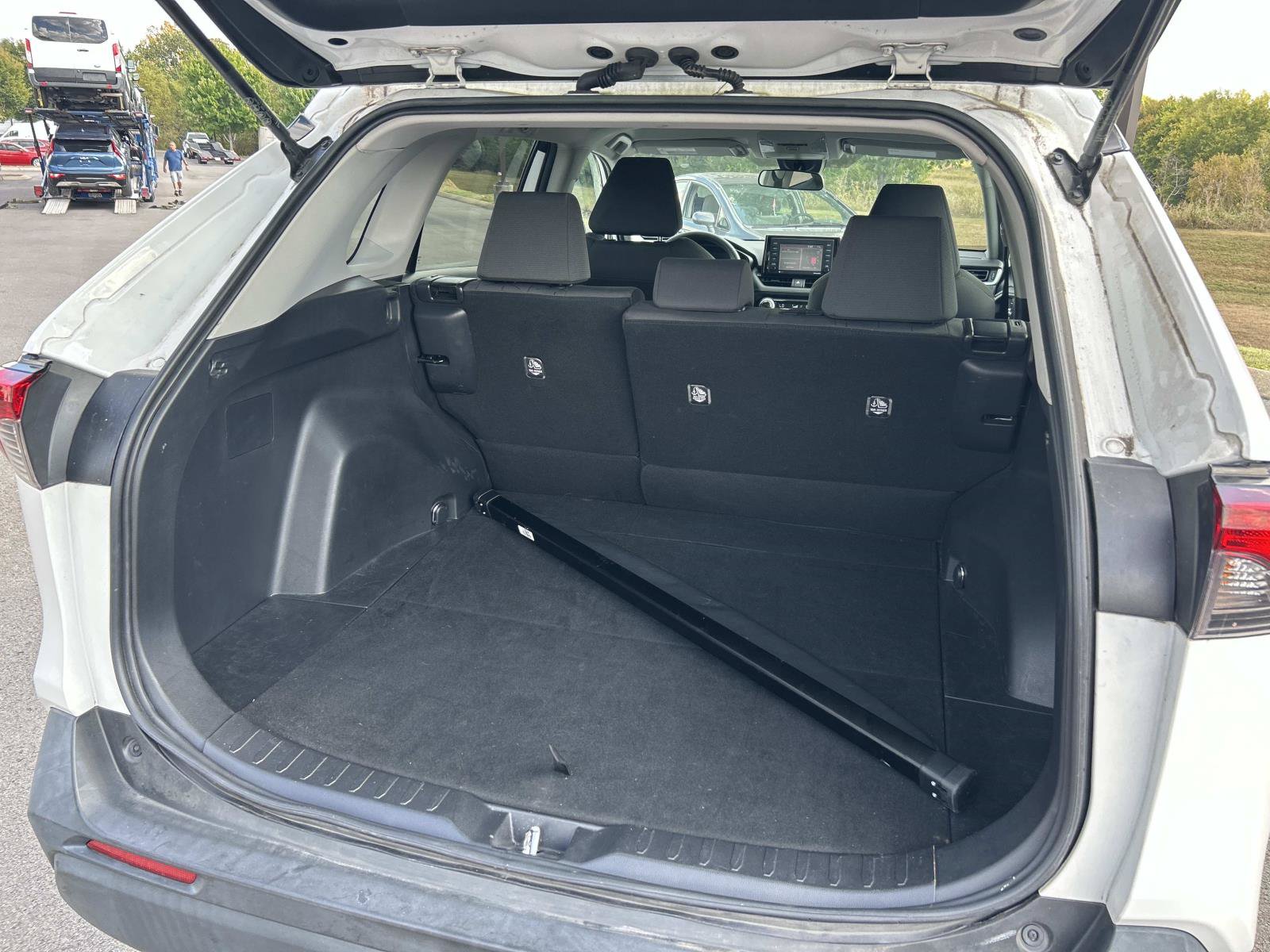 Used 2021 Toyota RAV4 XLE AWD/4WD image 14
