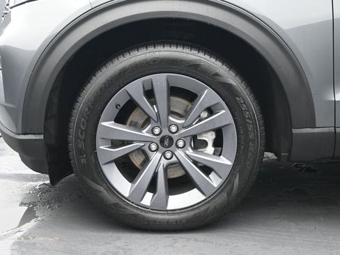 Used 2023 Ford Explorer XLT w/ Equipment Group 202A image 25