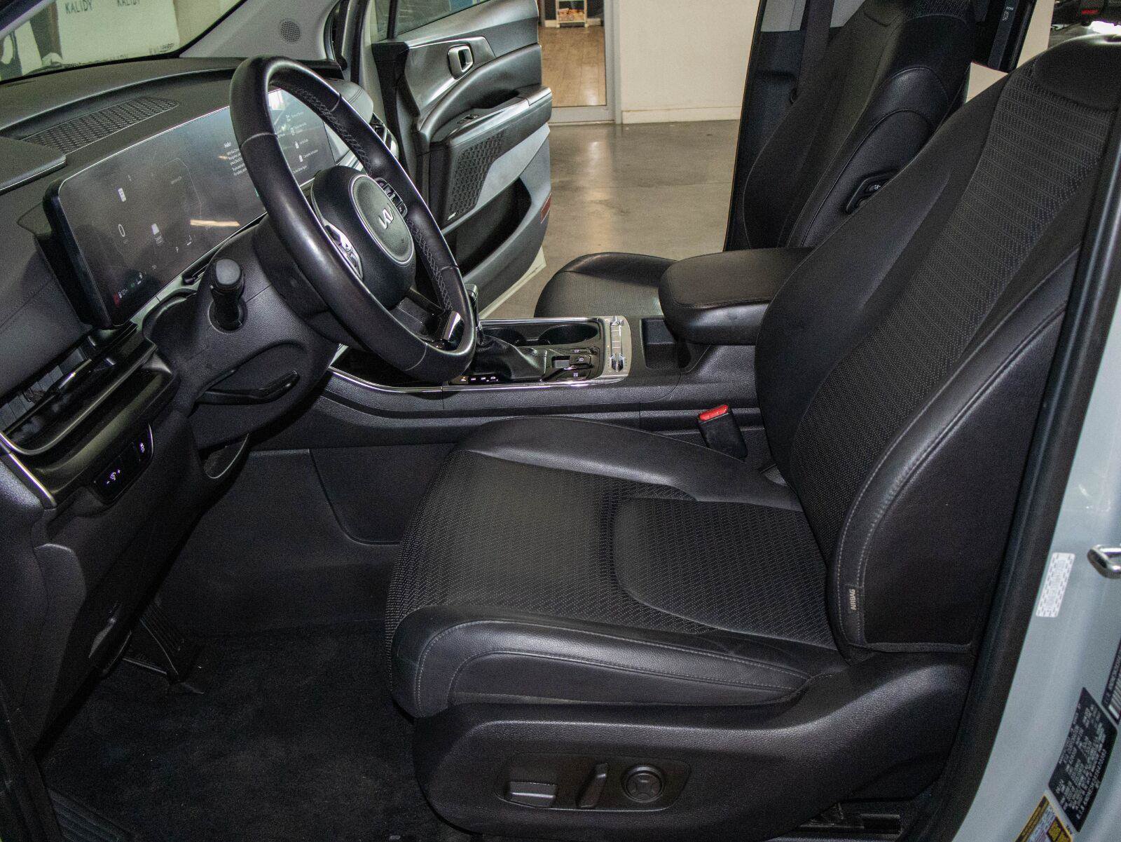 Used 2025 Kia Carnival SX Prestige FWD image 8