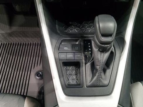 Used 2024 Toyota RAV4 XLE FWD image 29