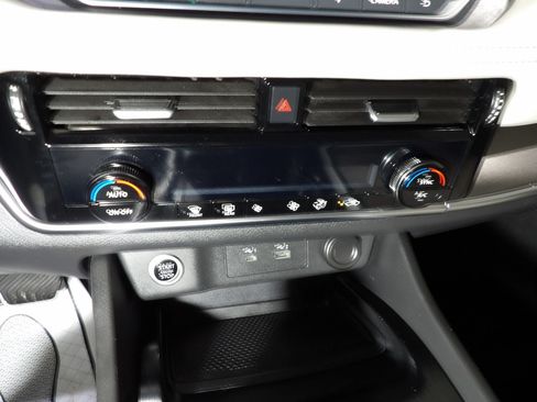 Used 2022 Nissan Rogue SV FWD image 14