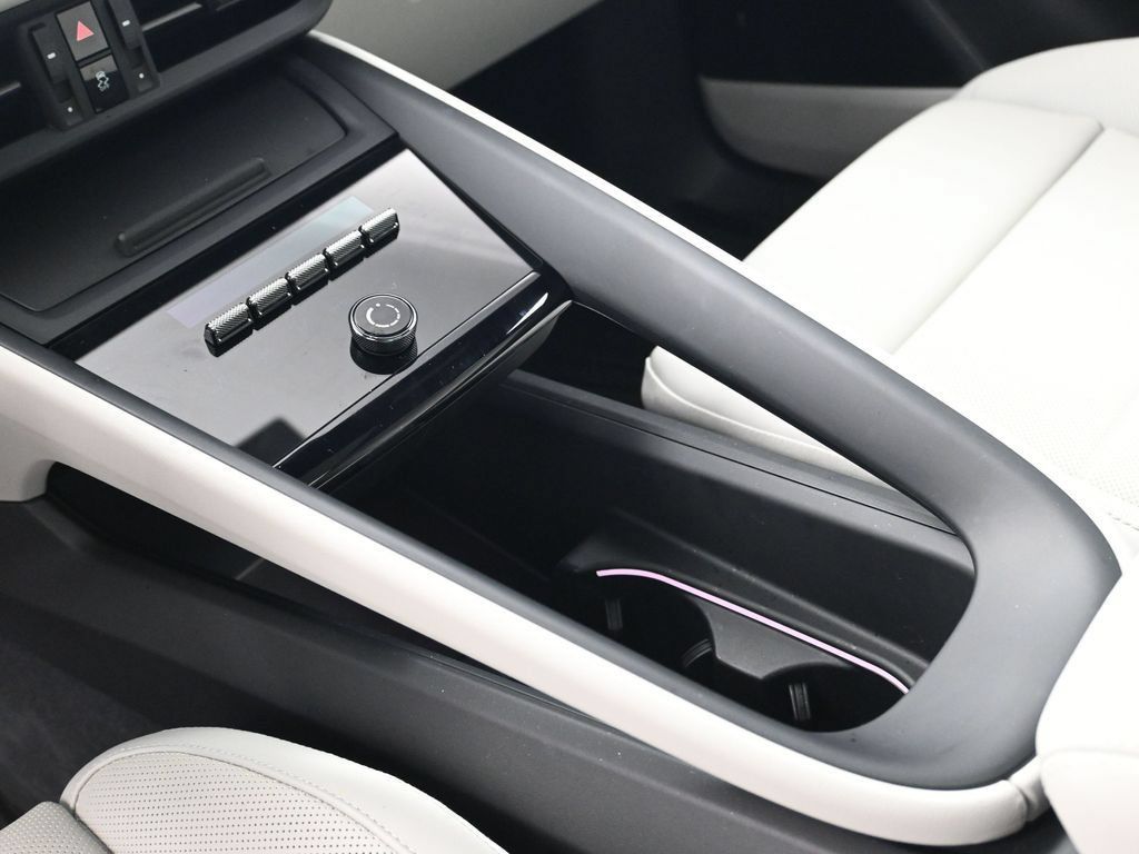 Certified 2025 Porsche Macan 4S Electric AWD/4WD image 21