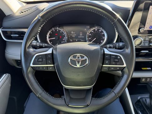 Certified 2023 Toyota Highlander XLE image 14