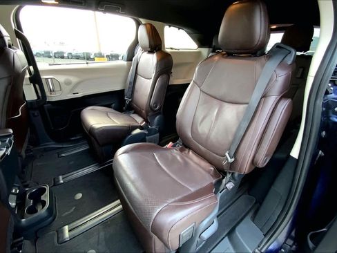Used 2022 Toyota Sienna Platinum image 19