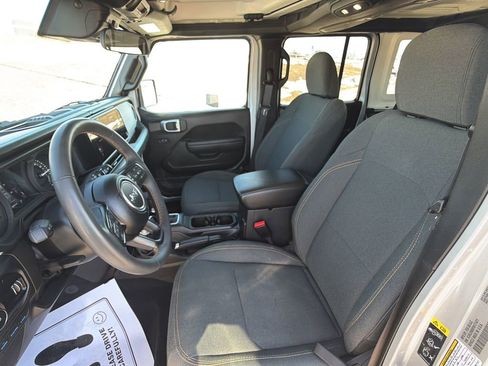 Used 2024 Jeep Wrangler Unlimited w/ Convenience Group image 18