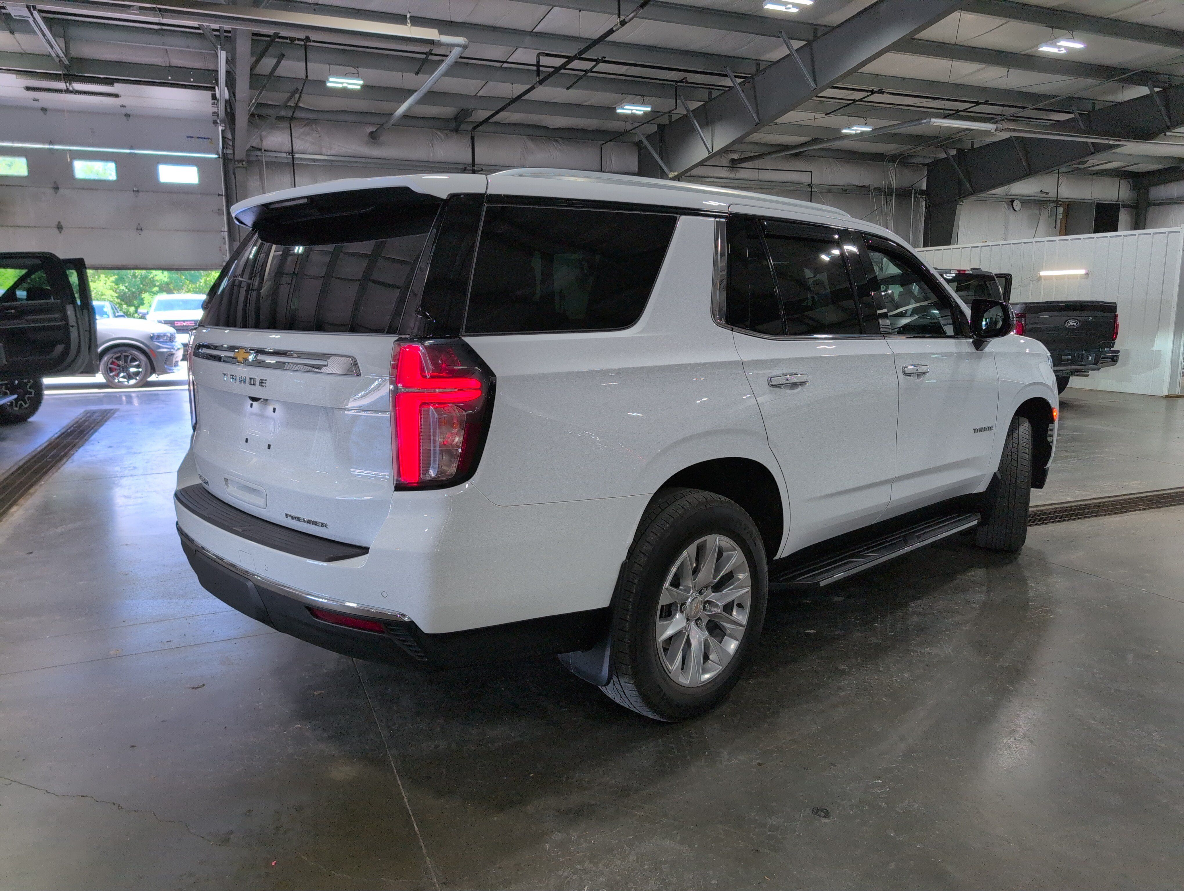 Used 2024 Chevrolet Tahoe Premier AWD/4WD image 3