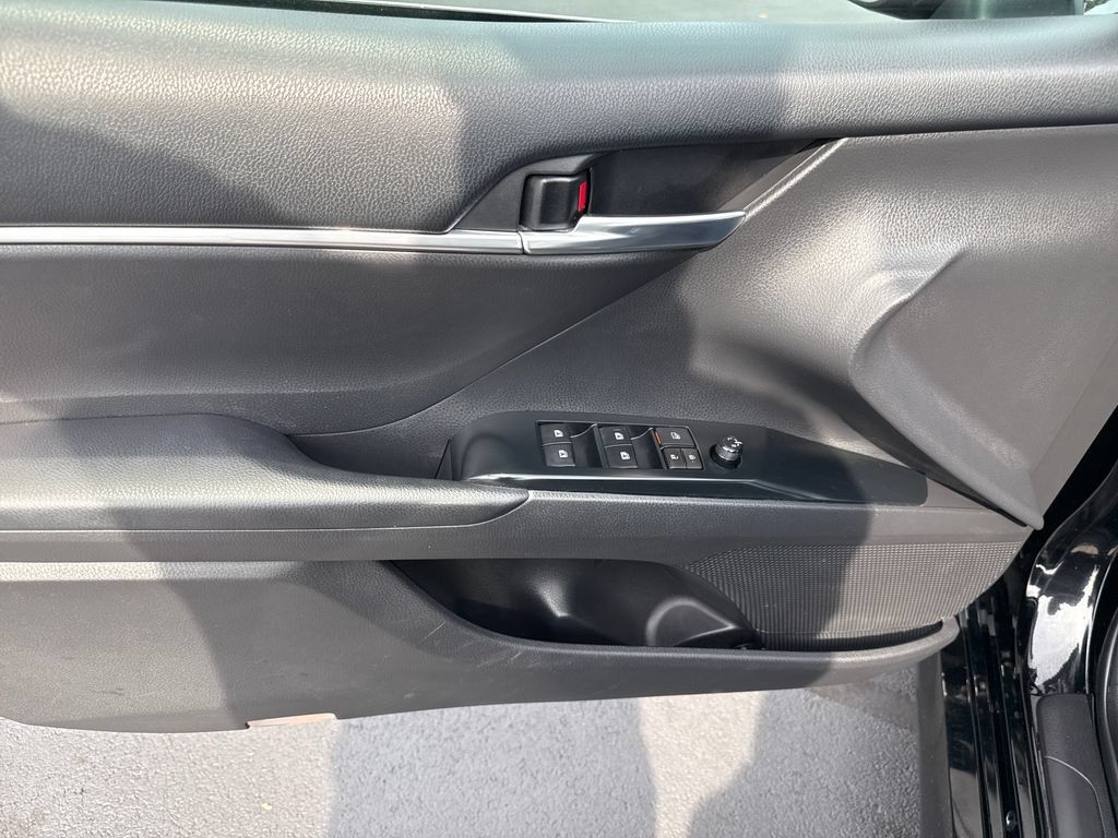 Used 2018 Toyota Camry LE FWD image 9