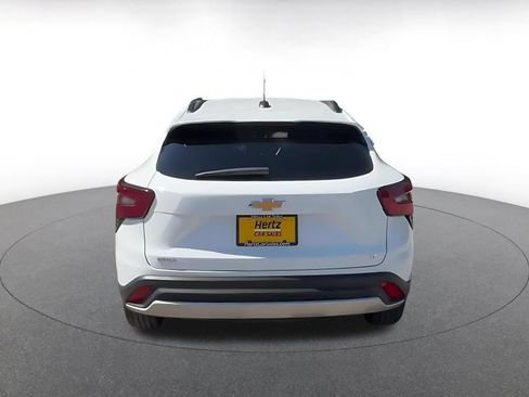 Used 2025 Chevrolet Trax LT FWD image 12