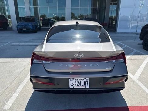 Used 2024 Hyundai Elantra Limited FWD image 7
