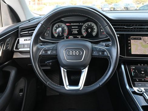 Used 2023 Audi Q8 Premium image 5