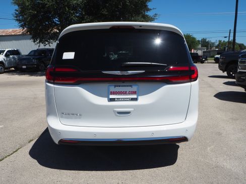 New 2025 Chrysler Pacifica Select w/ Uconnect Theater Family Group image 7