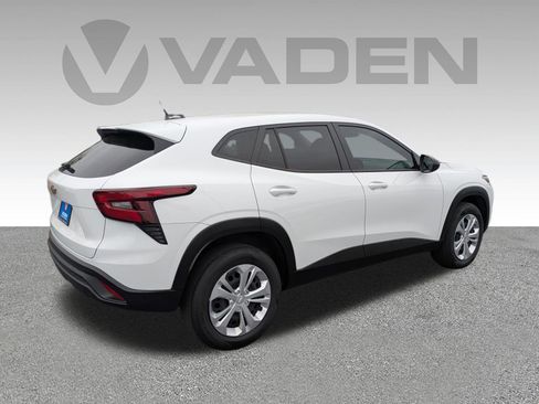 Used 2025 Chevrolet Trax LS image 24