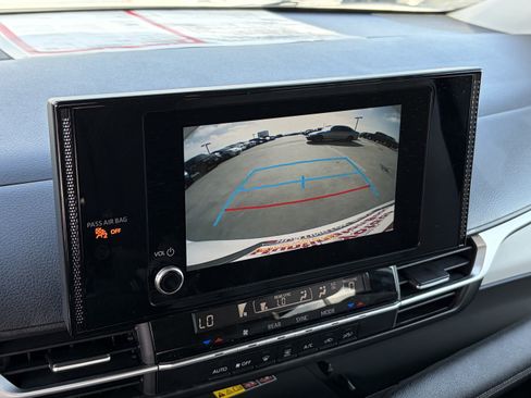 Certified 2025 Toyota Sienna LE FWD image 24