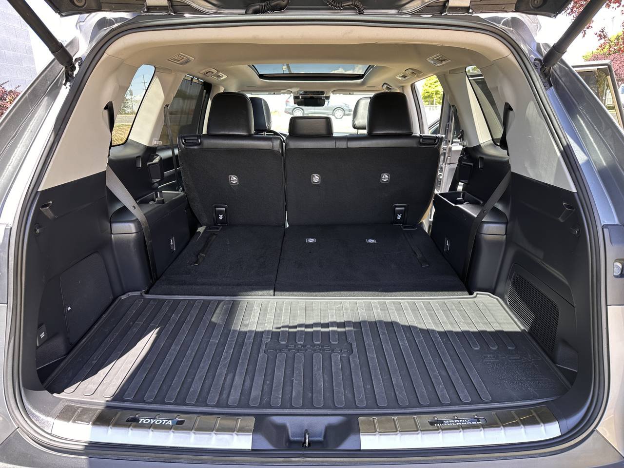 Used 2025 Toyota Grand Highlander AWD Hybrid w/ Blackout Package (GST) image 29