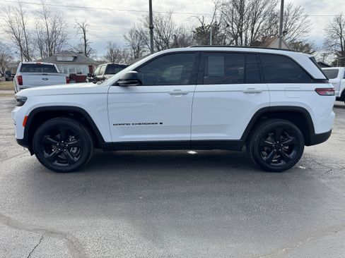Used 2024 Jeep Grand Cherokee Altitude AWD/4WD image 4
