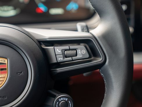 Certified 2025 Porsche Cayenne Coupe image 8