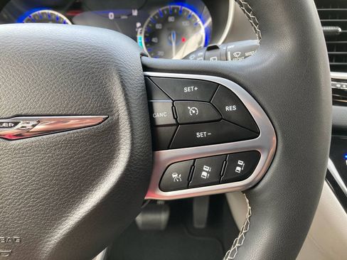 Used 2023 Chrysler Pacifica Touring-L FWD image 23