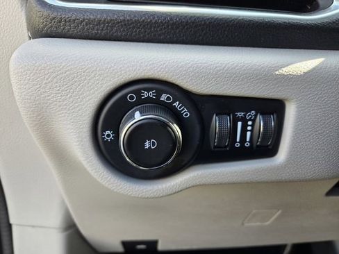 Used 2023 Chrysler Pacifica Limited image 23