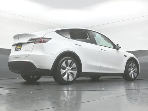 Used 2023 Tesla Model Y Long Range AWD/4WD image 39