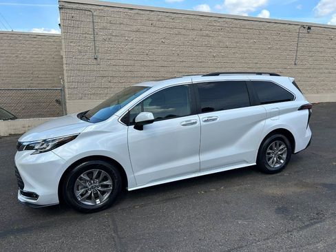 Used 2022 Toyota Sienna XLE w/ XLE Plus Package AWD/4WD image 8