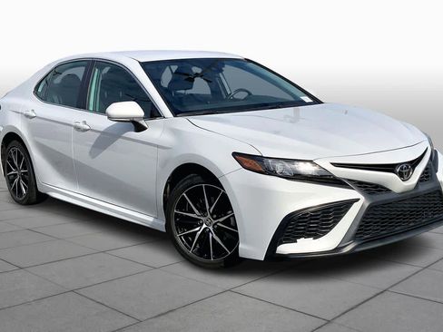 Used 2022 Toyota Camry SE image 2