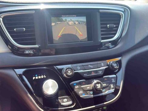 Used 2020 Chrysler Pacifica Touring w/ S Appearance Package FWD image 14
