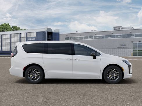 New 2027 Chrysler Pacifica Limited FWD image 21