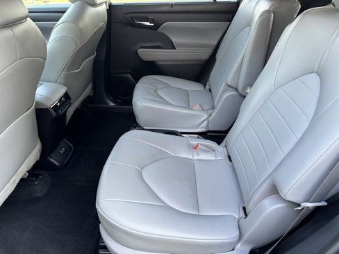 Certified 2022 Toyota Highlander XLE image 7