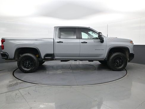 Used 2024 Chevrolet Silverado 2500 ZR2 w/ Technology Package image 4