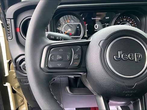 Used 2025 Jeep Gladiator Rubicon AWD/4WD image 12