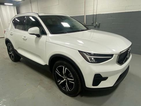 Used 2025 Volvo XC40 B5 Core image 4