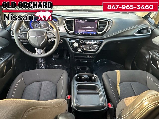 Used 2024 Chrysler Pacifica Touring FWD image 16