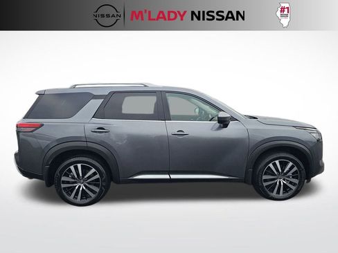 Used 2025 Nissan Pathfinder Platinum image 5