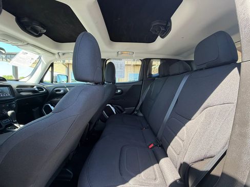 Used 2018 Jeep Renegade Latitude FWD image 21