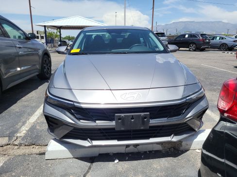 Used 2024 Hyundai Elantra SEL FWD image 3