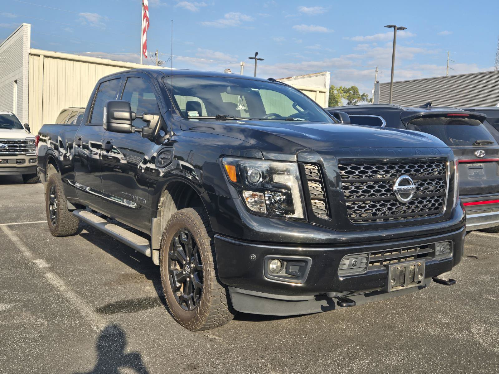 Used 2018 Nissan Titan SV w/ SV Convenience Package AWD/4WD image 3