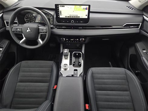 Used 2025 Mitsubishi Outlander SE image 21