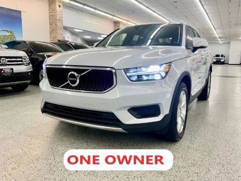 Used 2022 Volvo XC40 T4 Momentum image 1