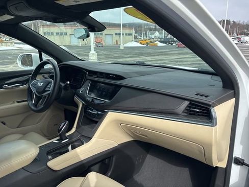 Used 2017 Cadillac XT5 FWD image 11