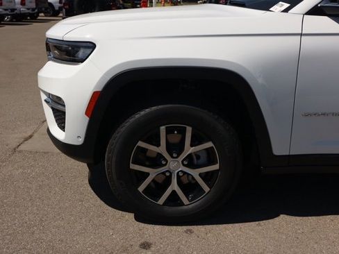 New 2025 Jeep Grand Cherokee Limited w/ Luxury Tech Group II image 11