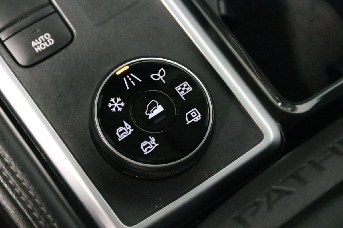 Used 2022 Nissan Pathfinder Platinum AWD/4WD image 43