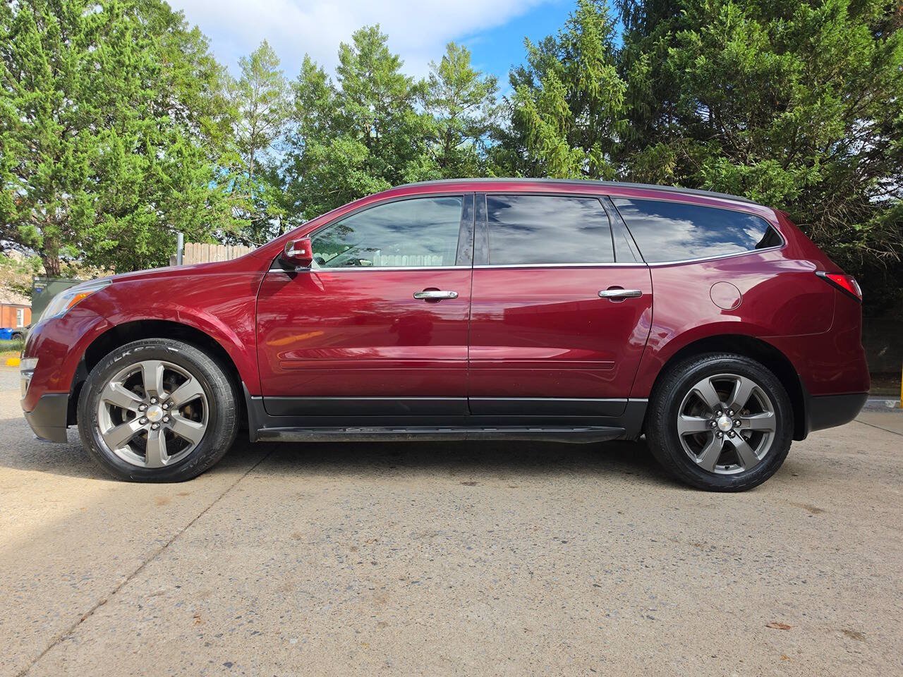 Used 2017 Chevrolet Traverse LT AWD/4WD image 2