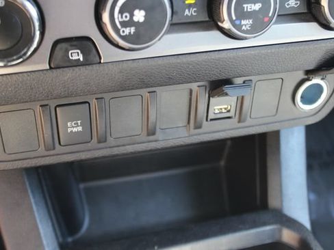 Used 2021 Toyota Tacoma 4x4 Access Cab image 9