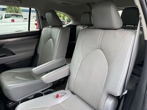 Used 2022 Toyota Highlander Limited AWD/4WD image 25